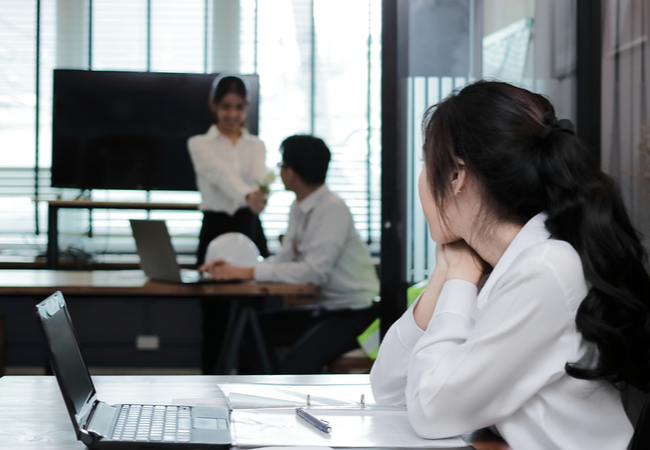 mantan suami dengan wajah berkarisma dan senyum menarik