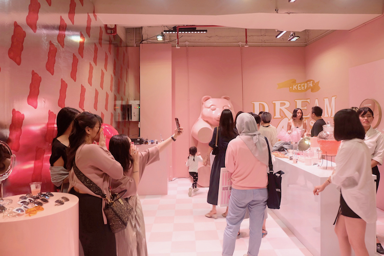 Kolaborasi Rose All Day X Love And Flair Hadirkan 3 Warna Baru Lip And Cheek Duo Sekaligus Pop Up Store Yang Sangat Menggemaskan Beauty Journal Kolaborasi Rose All Day X Love And Flair Hadirkan 3 Warna Baru Lip And Cheek Duo Sekaligus Pop Up Store Yang Sangat Menggemaskan Beauty Journal