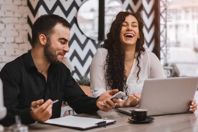 5 Alasan Kenapa Pria Humoris Akan Menjadi Pasangan Yang Menyenangkan